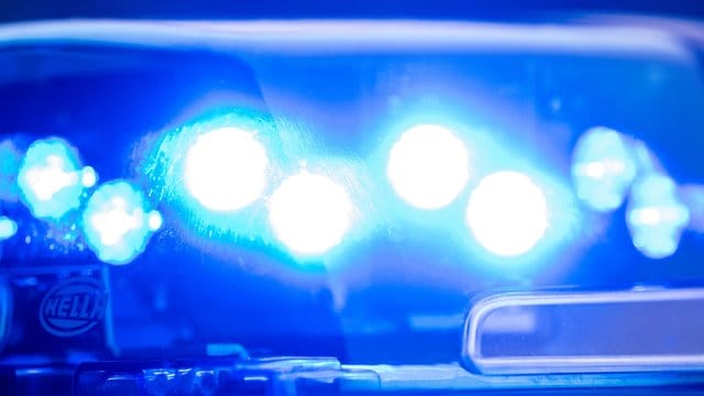 Ein Blaulicht leuchtet an einer Polizeistreife