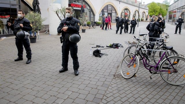 Ausrüstung eines Kamerateams liegt nach einem Übergriff zwischen Alexanderplatz und Hackescher Markt auf dem Boden. Ausrüstung eines Kamerateams liegt nach einem Übergriff zwischen Alexanderplatz und Hackescher Markt auf dem Boden.