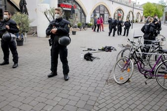 Ausrüstung eines Kamerateams liegt nach einem Übergriff zwischen Alexanderplatz und Hackescher Markt auf dem Boden.