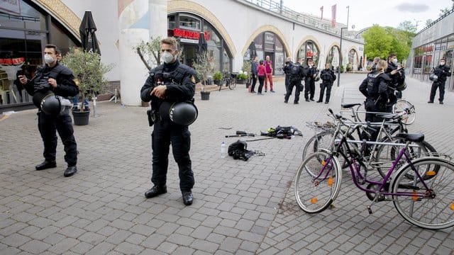 Polizisten bewachen die am Boden liegende Kameraausrüstung