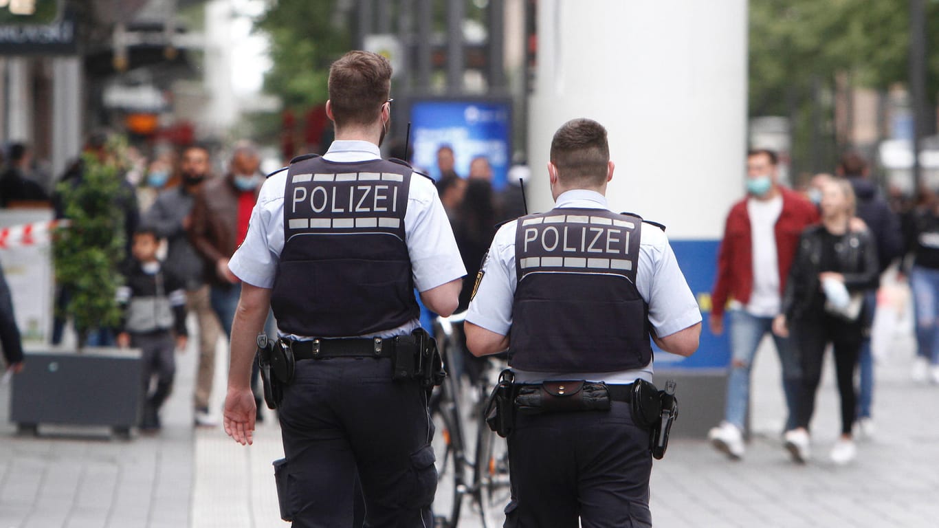 Eine Polizeistreife in Baden Württemberg: Werden bald bundesweit die Kontaktverbote gelockert?
