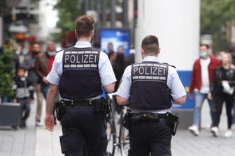 Eine Polizeistreife in Baden Württemberg: Werden bald bundesweit die Kontaktverbote gelockert?