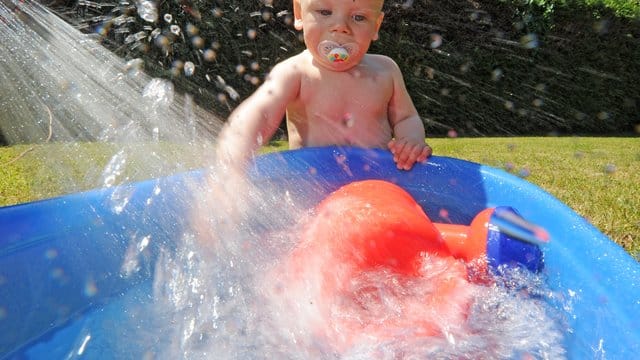 Baden: Ob Planschbecken und Pools genehmigungsfrei von Mietern aufgebaut werden dürfen, steht oft auch in der Hausordnung.