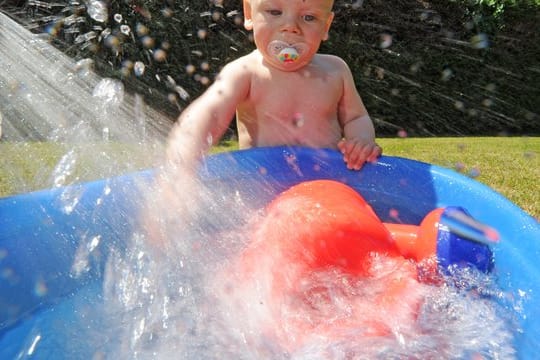 Baden: Ob Planschbecken und Pools genehmigungsfrei von Mietern aufgebaut werden dürfen, steht oft auch in der Hausordnung.