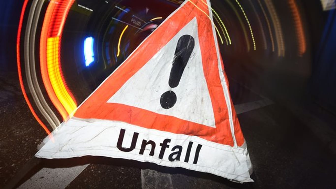 Ein Warndreieck mit dem Schriftzug "Unfall" steht vor einem Blaulicht auf der Straße (Symbolbild): In Stuttgart hat es einen Unfall mit zwei Schwerverletzten gegeben.