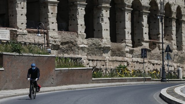 In Italien dürfen die Menschen erstmals wieder zum Sport oder Spaziergang nach draußen. In Italien dürfen die Menschen erstmals wieder zum Sport oder Spaziergang nach draußen.
