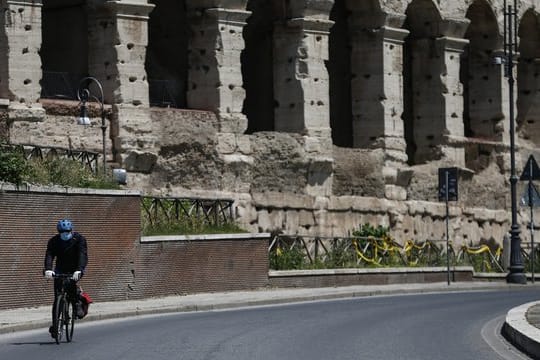 In Italien dürfen die Menschen erstmals wieder zum Sport oder Spaziergang nach draußen.