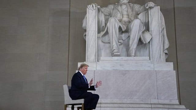 Donald Trump spricht während einer Fernsehaufzeichnung mit dem US-Sender Fox News im Lincoln Memorial. Donald Trump spricht während einer Fernsehaufzeichnung mit dem US-Sender Fox News im Lincoln Memorial.