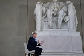 Donald Trump spricht während einer Fernsehaufzeichnung mit dem US-Sender Fox News im Lincoln Memorial.