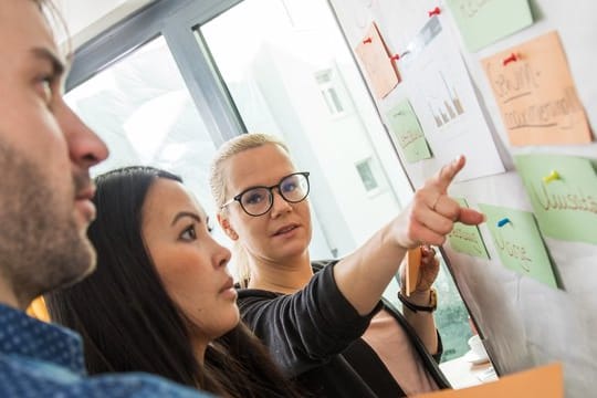 Als Neueinsteiger hält man sich mit Ideen erstmal zurück - und ist dafür offen für das, was die Teammitglieder sagen.