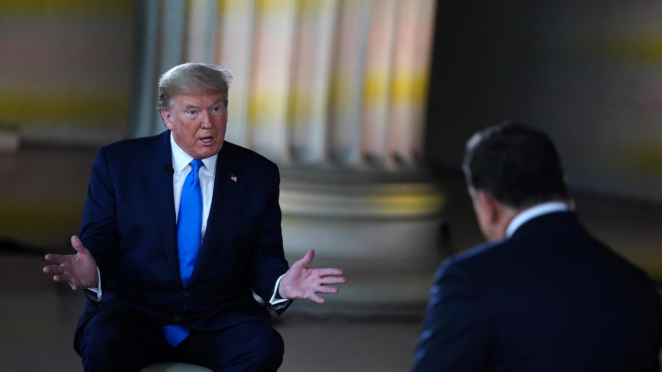 Donald Trump: Der US-Präsident , spricht während einer Fernsehaufzeichnung mit dem US-Sender Fox News im Lincoln Memorial.