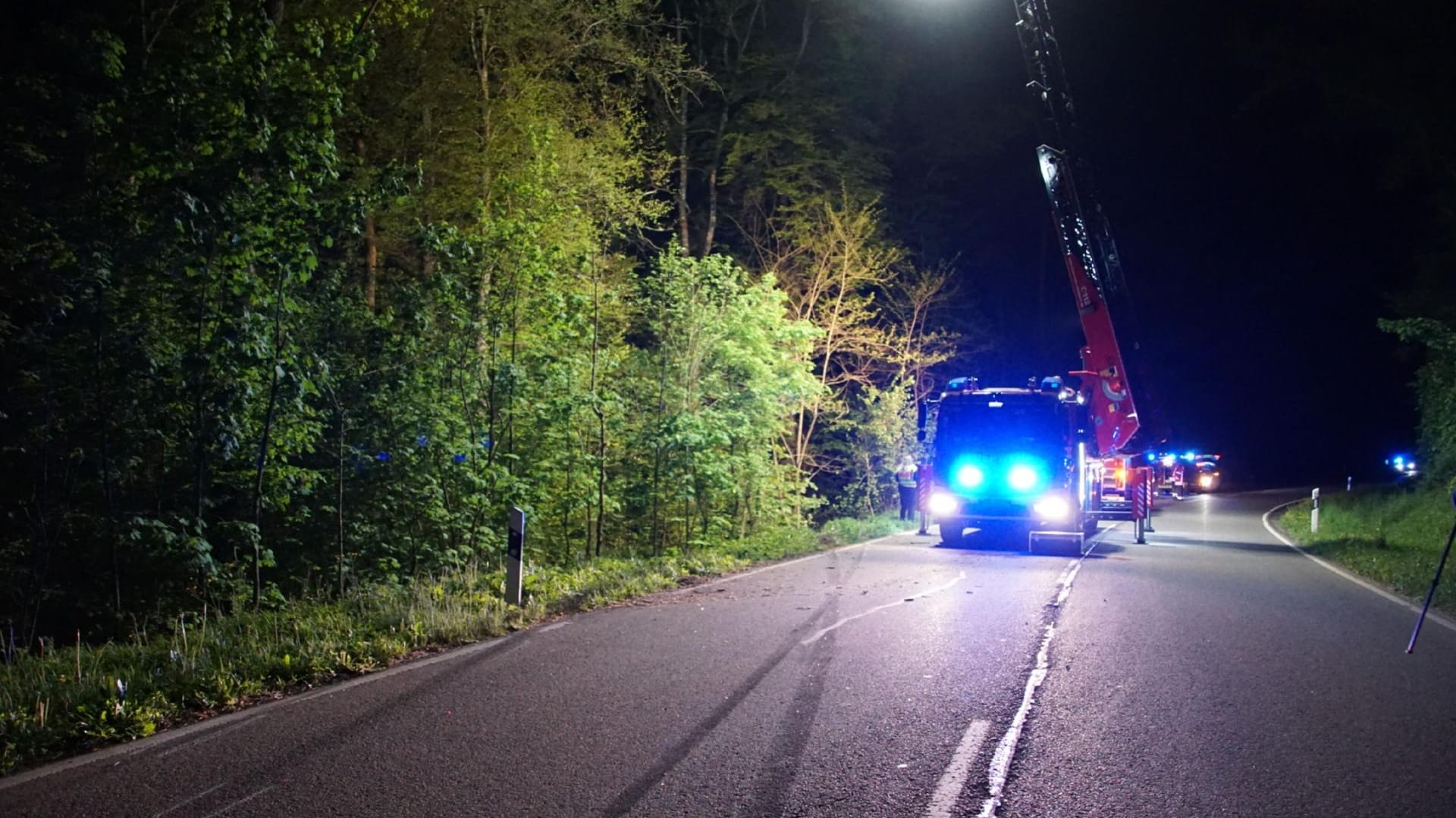 Die Spuren eines Fahrzeugs sind neben einer ausgefahrenen Leiter eines Feuerwehrwagens zu sehen: Bei einem schweren Verkehrsunfall bei Mosbach sind zwei Menschen ums Leben gekommen. Die Spuren eines Fahrzeugs sind neben einer ausgefahrenen Leiter eines Feuerwehrwagens zu sehen: Bei einem schweren Verkehrsunfall bei Mosbach sind zwei Menschen ums Leben gekommen.