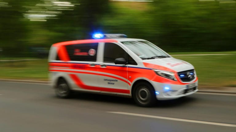 Ein Notarztwagen im Einsatz: In Plauen wurde eine Seniorin schwer verletzt. (Symbolfoto)