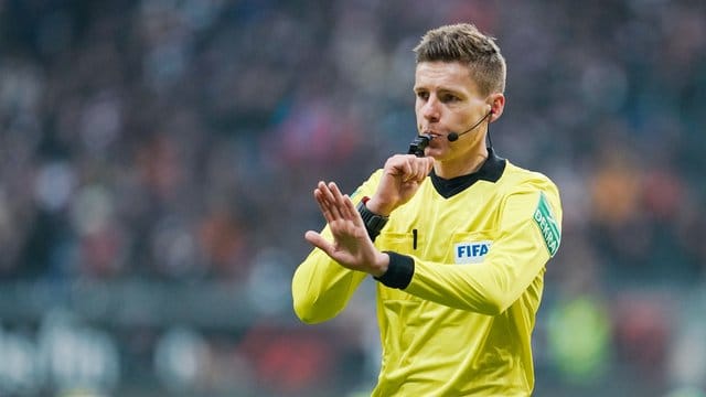 Hat schon auf internationaler Ebene Geisterspiele geleitet: Schiedsrichter Daniel Siebert. Hat schon auf internationaler Ebene Geisterspiele geleitet: Schiedsrichter Daniel Siebert.