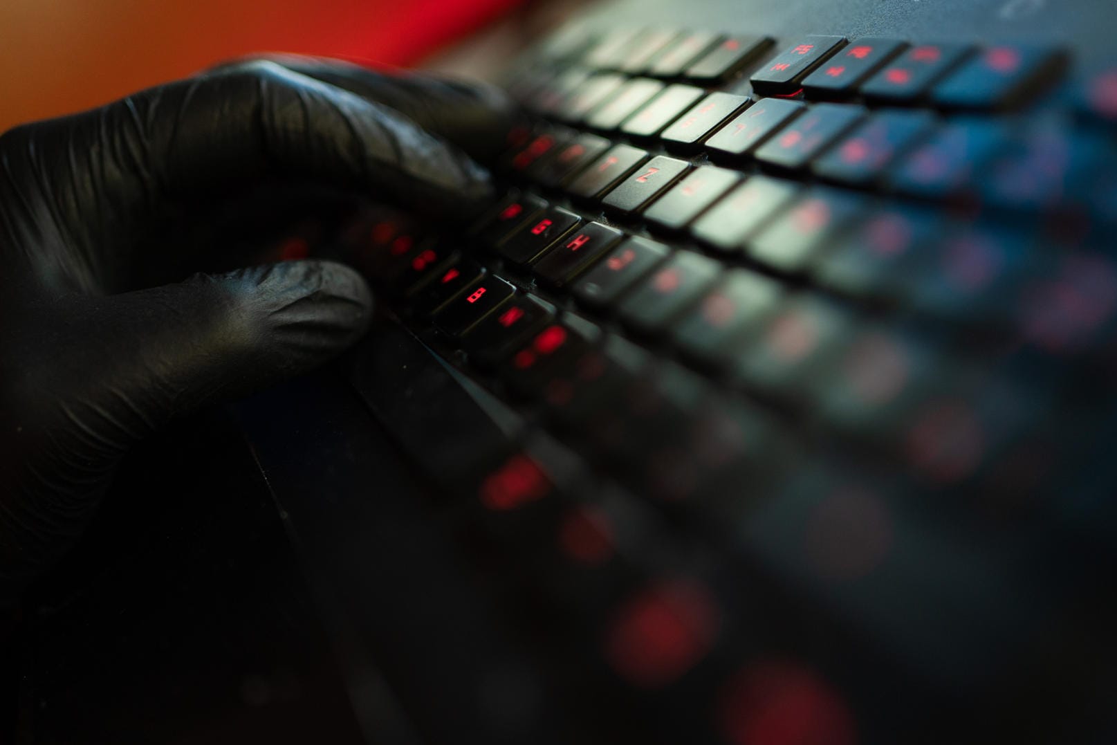 Hand auf Computertastatur: Experten warnen vor Phishing-Kampagnen, die auf Mitarbeiter im Homeoffice abzielen.