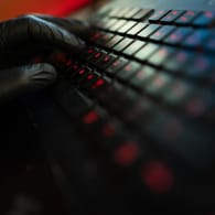 Hand auf Computertastatur: Experten warnen vor Phishing-Kampagnen, die auf Mitarbeiter im Homeoffice abzielen.