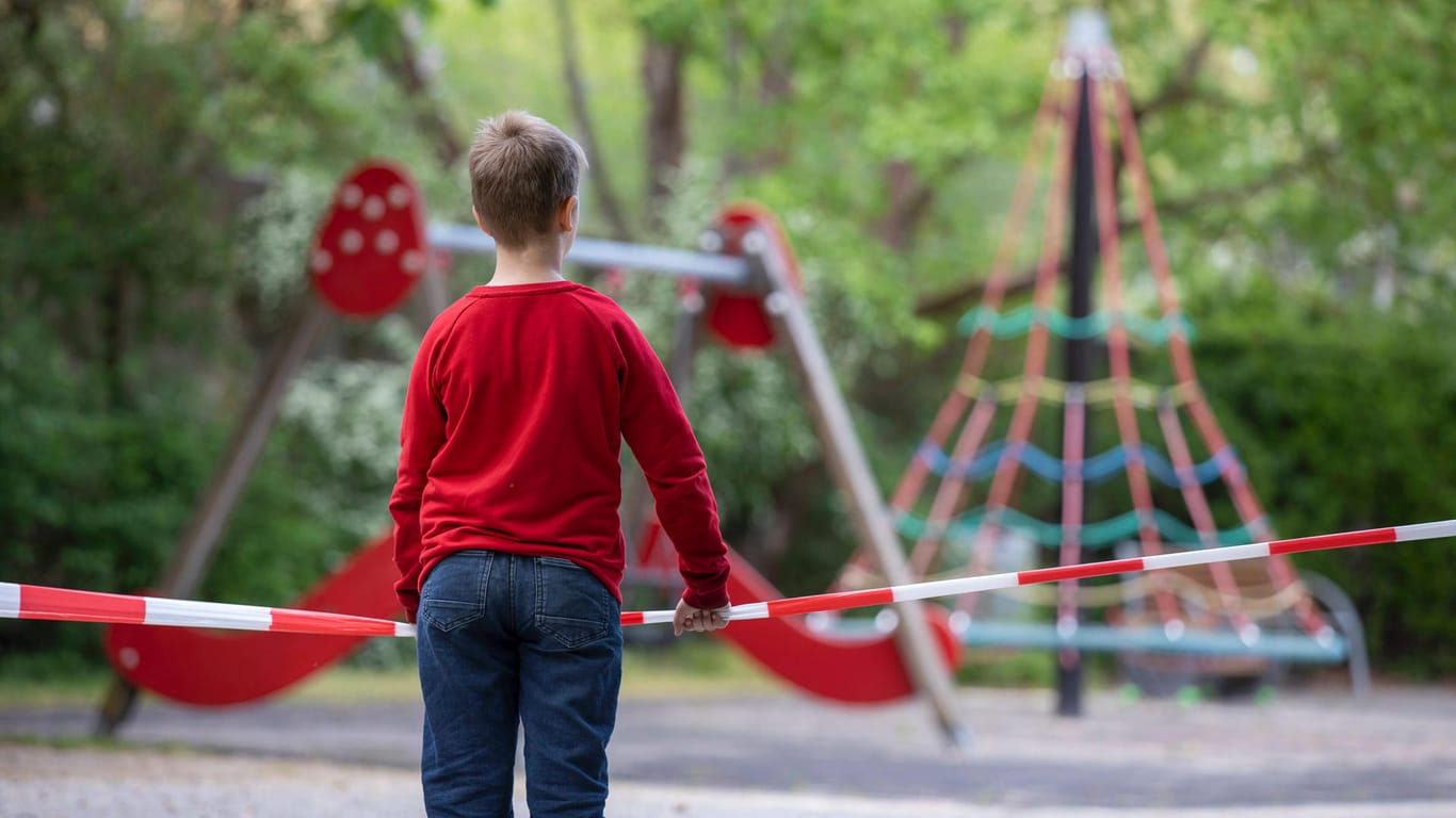Ein gesperrter Kinderspielplatz (Symbolfoto): In NRW sollen Kitas bald schon wieder öffnen.