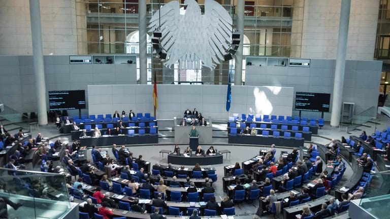 Der deutsche Bundestag: Viel mehr Abgeordnete als gedacht haben dort derzeit einen Sitz. Das Wahlrecht soll reformiert werden.