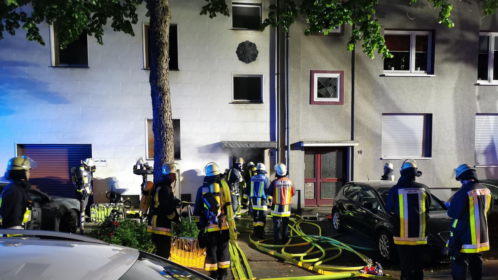 Die Feuerwehr Essen im Einsatz: Im Keller dieses Mehrfamilienhauses ist ein Feuer ausgebrochen. Die Feuerwehr Essen im Einsatz: Im Keller dieses Mehrfamilienhauses ist ein Feuer ausgebrochen.