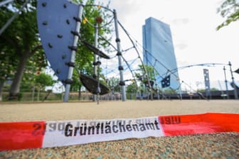 Ein Absperrband liegt an einem Kinderspielplatz in der Nähe der EZB in Frankfurt am Boden: Die Spielplätze sind nun wieder geöffnet.