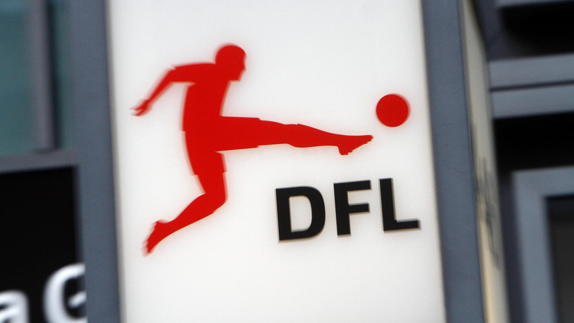 Die Deutsche Fußball Liga (DFL) verpasst den Bundesliga-Klubs einen Corona-Maulkorb. Die Deutsche Fußball Liga (DFL) verpasst den Bundesliga-Klubs einen Corona-Maulkorb.