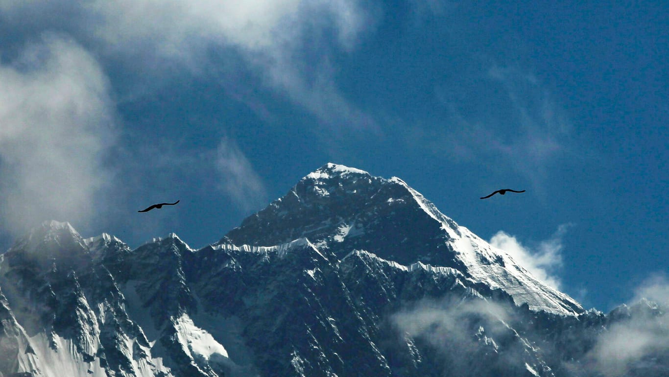 Mount Everest: Eine geplante Reinigungsaktion auf dem Mount Everest ist wegen der Corona-Epidemie auf unbestimmte Zeit verschoben worden.