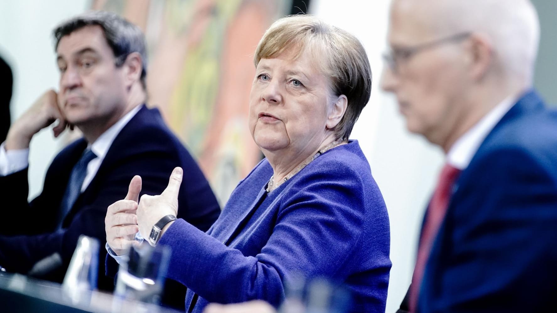 Bundeskanzlerin Angela Merkel, Ministerpräsident Markus Söder und Hamburgs Bürgermeister Peter Tschentscher geben nach der Videokonferenz mit den Ministerpräsidenten der Bundesländer eine Pressekonferenz.