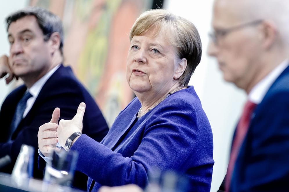Bundeskanzlerin Angela Merkel, Ministerpräsident Markus Söder und Hamburgs Bürgermeister Peter Tschentscher geben nach der Videokonferenz mit den Ministerpräsidenten der Bundesländer eine Pressekonferenz.