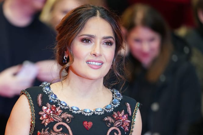 Salma Hayek: Die 53-Jährige macht kein Geheimnis aus grauen Haaren.