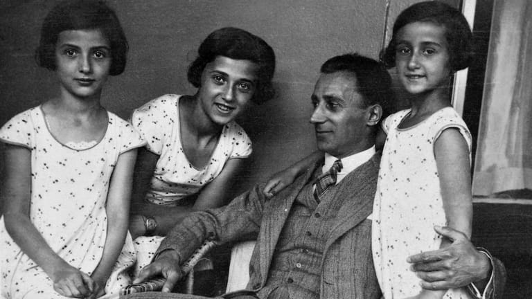 Alfons Lasker mit seinen drei Töchtern Marianne, Renate und Anita im Jahr 1931.