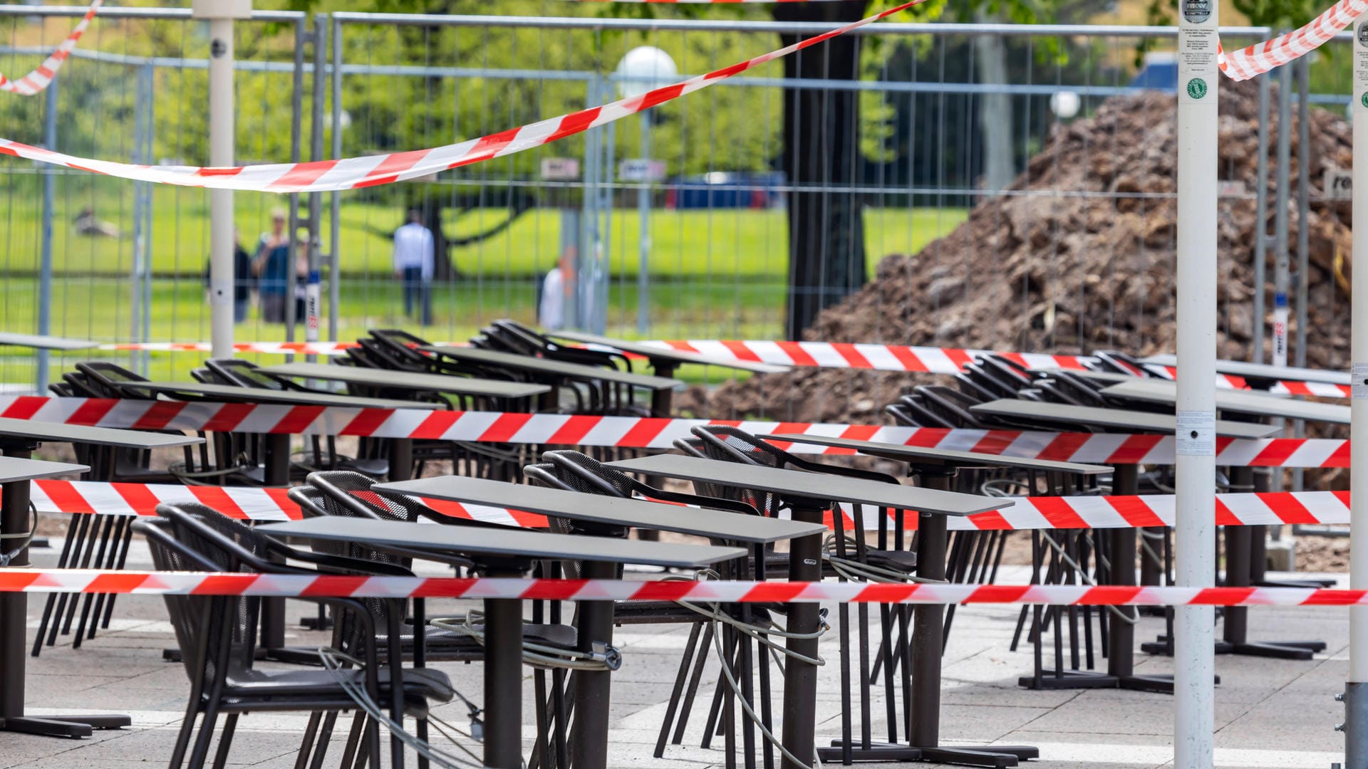 Ein angesperrter Biergarten: In Niedersachsen soll die Außengastronomie bereits ab kommender Woche wieder öffnen dürfen.