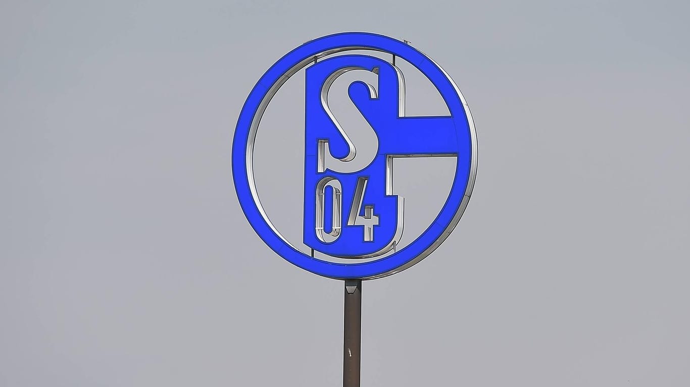 Logo des FC Schalke 04 (Symbolfoto): Ein früherer Knappen-Spieler soll fälschlicherweise für tot gehalten worden sein.