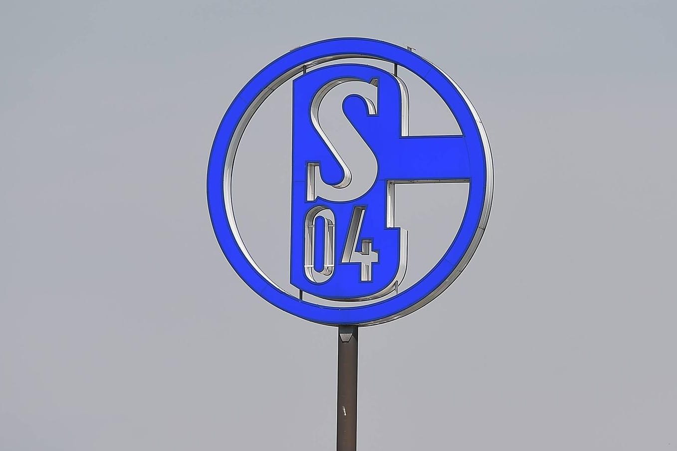 Logo des FC Schalke 04 (Symbolfoto): Ein früherer Knappen-Spieler soll fälschlicherweise für tot gehalten worden sein.