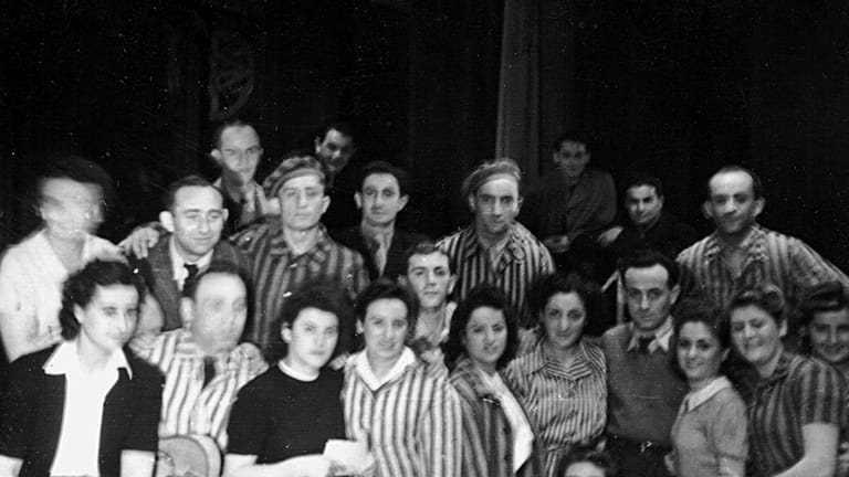 Foto nach der Befreiung von Bergen-Belsen: Anita Lasker-Wallfisch ist vorne links abgebildet.