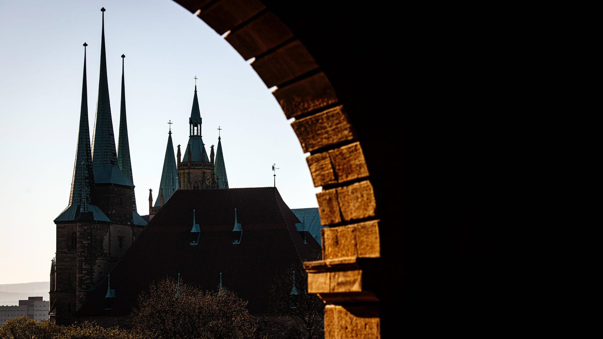 Der Erfurter Dom und die Severikirche (Symbolbild): In Erfurt treten zahlreiche Lockerungen der Corona-Maßnahmen in Kraft.