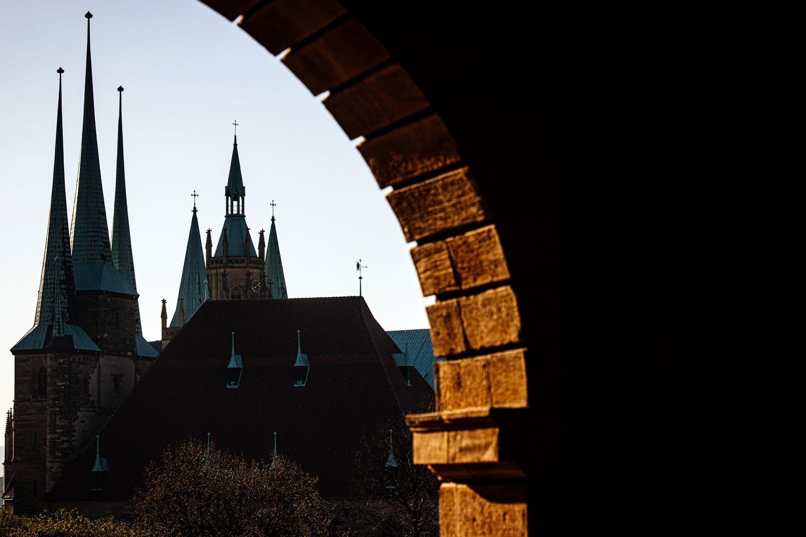 Der Erfurter Dom und die Severikirche (Symbolbild): In Erfurt treten zahlreiche Lockerungen der Corona-Maßnahmen in Kraft.