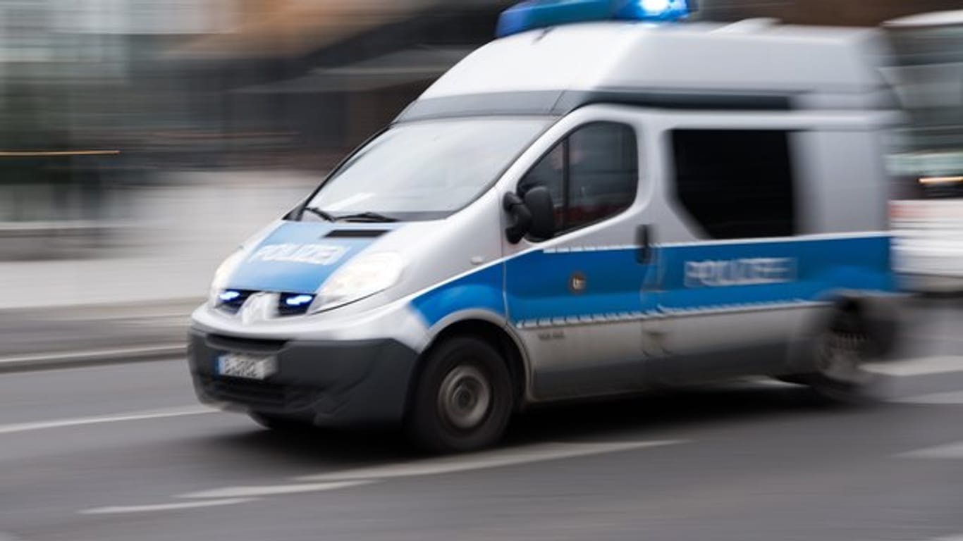 Ein Einsatzfahrzeug der Berliner Polizei ist im Einsatz