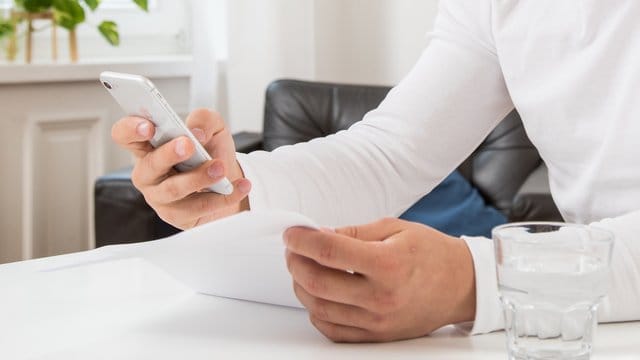 Ein Mann mit Smartphone: Handykunden haben bei ausnahmslos jeder einseitigen Vertragsänderung ein Widerspruchsrecht. Ein Mann mit Smartphone: Handykunden haben bei ausnahmslos jeder einseitigen Vertragsänderung ein Widerspruchsrecht.