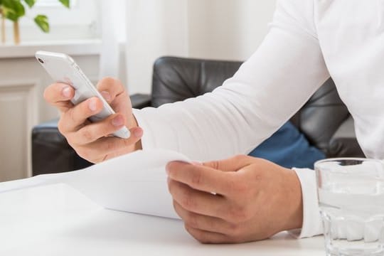 Ein Mann mit Smartphone: Handykunden haben bei ausnahmslos jeder einseitigen Vertragsänderung ein Widerspruchsrecht.