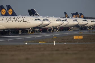 Lufthansa-Flugzeuge stehen in einer Reihe