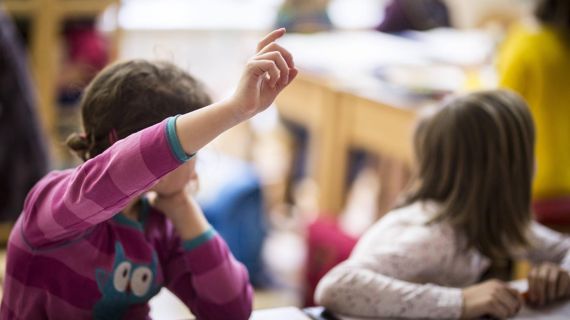 Eine Schülerin meldet sich (Symbolbild): In Wolfsburg können Eltern ihre Kinder bald an einer weiterführenden Schule anmelden.