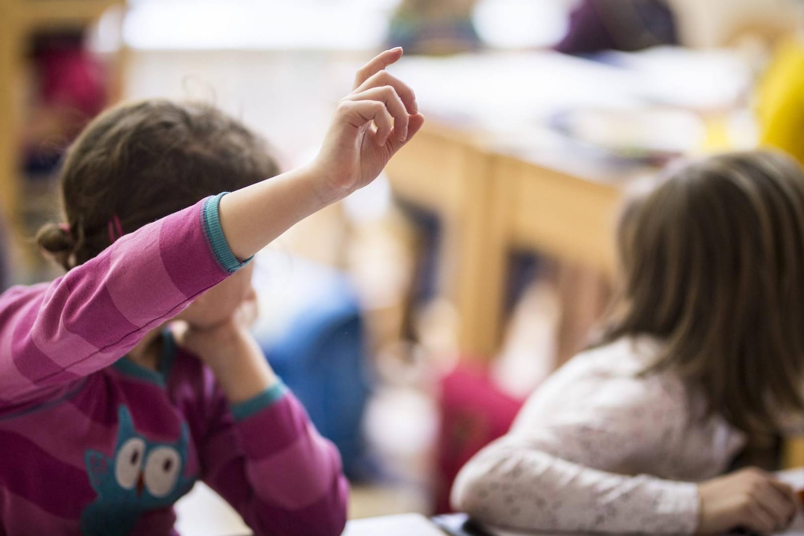 Eine Schülerin meldet sich (Symbolbild): In Wolfsburg können Eltern ihre Kinder bald an einer weiterführenden Schule anmelden.