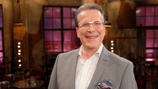 Christoph Kuckelkorn steht in einem Fernsehstudio: Der Präsident des Festkomitees Kölner Karneval rechnet fest mit einer Session 2021. Christoph Kuckelkorn steht in einem Fernsehstudio: Der Präsident des Festkomitees Kölner Karneval rechnet fest mit einer Session 2021.