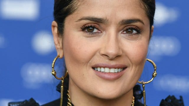 Die Schauspielerin Salma Hayek zeigt sich in den sozialen Netzwerken leicht ergraut.