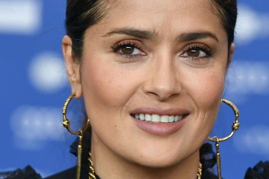 Die Schauspielerin Salma Hayek zeigt sich in den sozialen Netzwerken leicht ergraut.