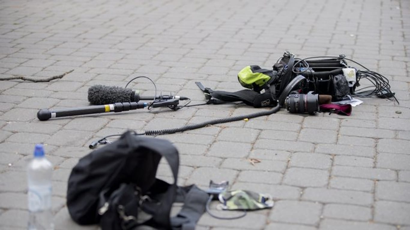 Die Ausrüstung eines Kamerateams liegt nach einem Überfall auf ein ZDF-Teams zwischen Alexanderplatz und Hackescher Markt auf dem Boden.