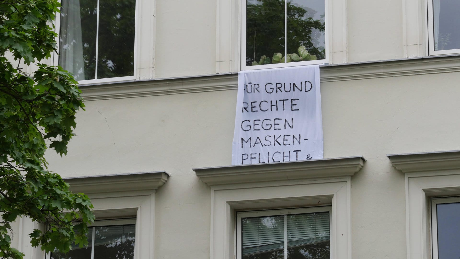 "Für Grundrechte, gegen Maskenpflicht": Auch in Dortmund haben viele Menschen demonstriert. "Für Grundrechte, gegen Maskenpflicht": Auch in Dortmund haben viele Menschen demonstriert.