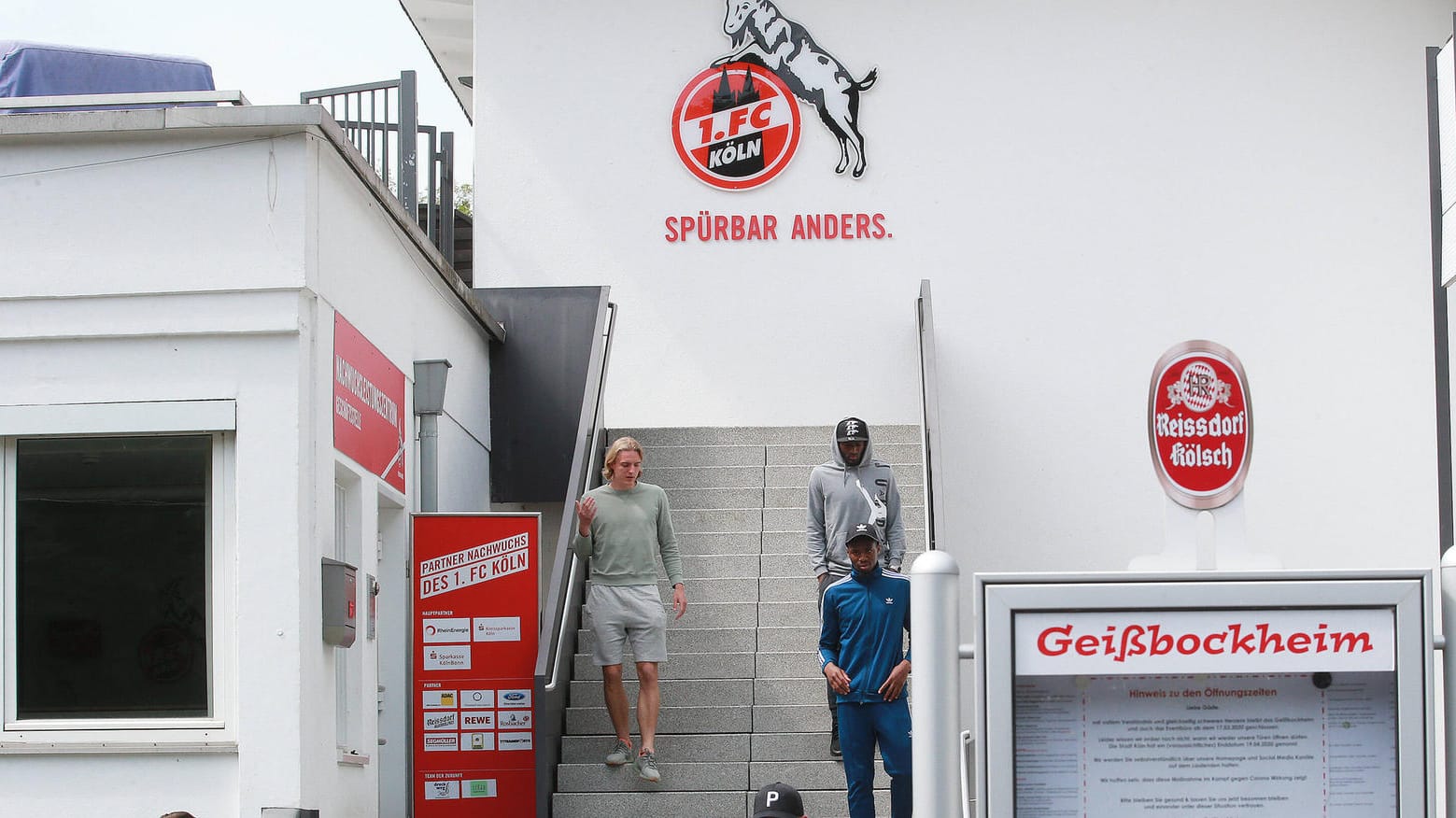 Beim 1. FC Köln sind zwei Spieler und ein Betreuer mit dem Coronavirus infiziert.