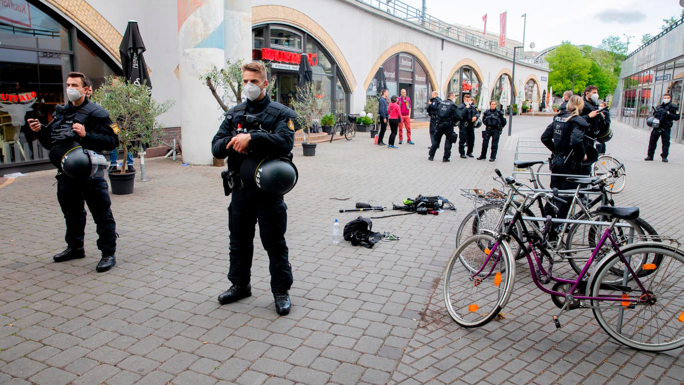 Polizisten am Ort des Übergriffs: Das Team des ZDF wurde aus einer Gruppe von etwa 15 Personen heraus attackiert.