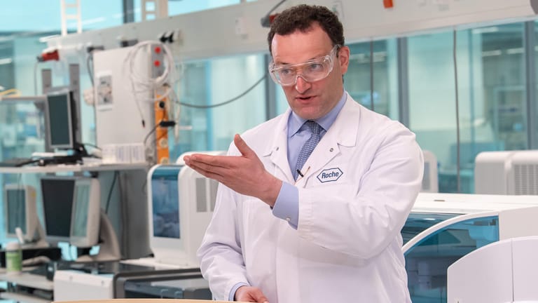 Jens Spahn im Roche-Entwicklungslabor: Der Bundesgesundheitsminister setzt auf einen neuen Antikörpertest auf SARS-CoV-2 .